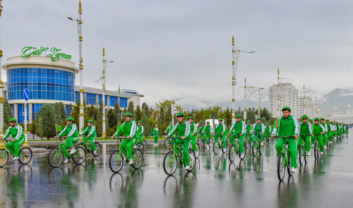 Президент Сердар Бердымухамедов принял участие в массовом велопробеге